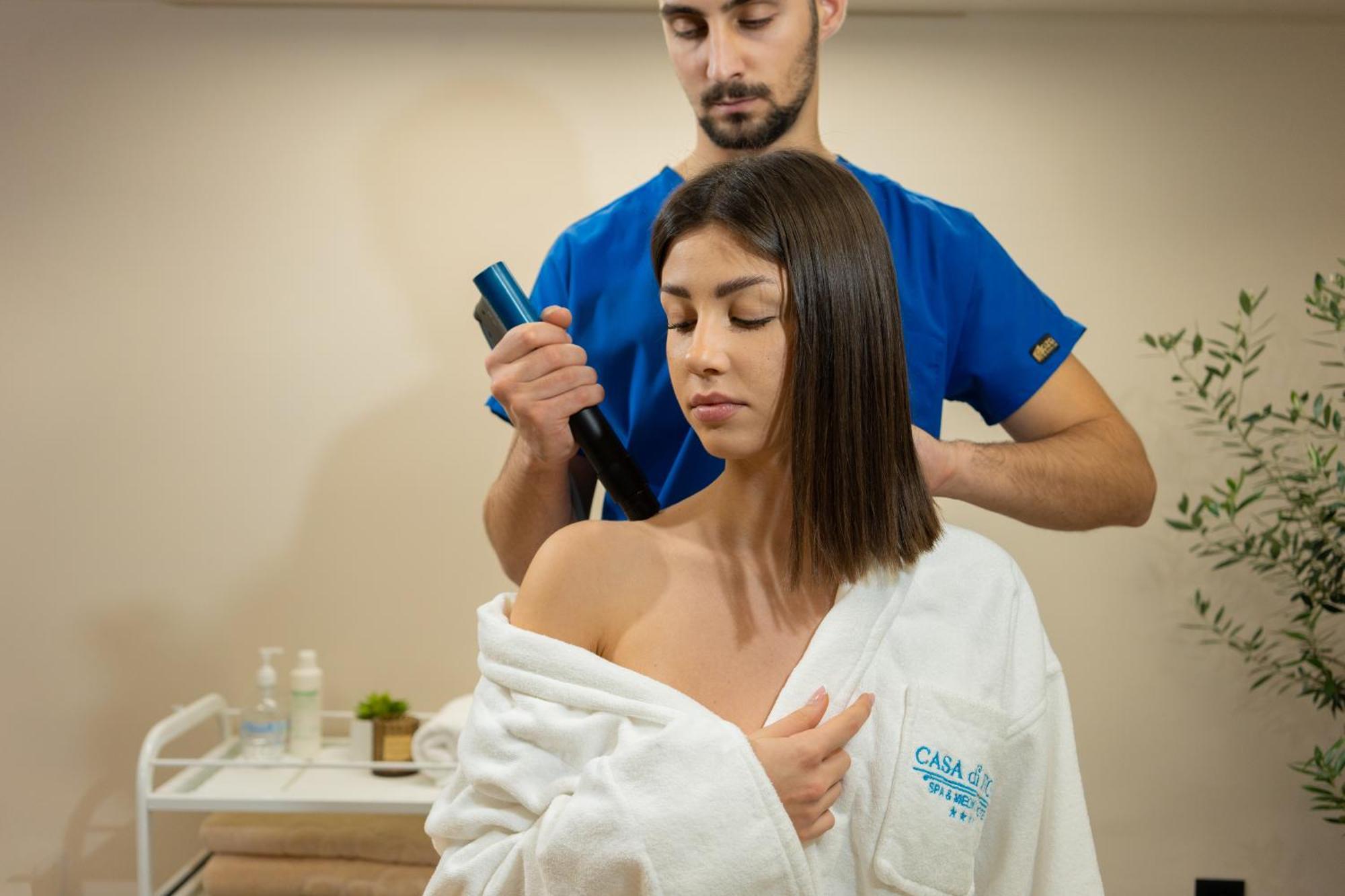 Casa Di Fiore Spa And Medical Hotel, Mineral Pools & Private Beach Kranevo Ngoại thất bức ảnh A woman receiving a massage