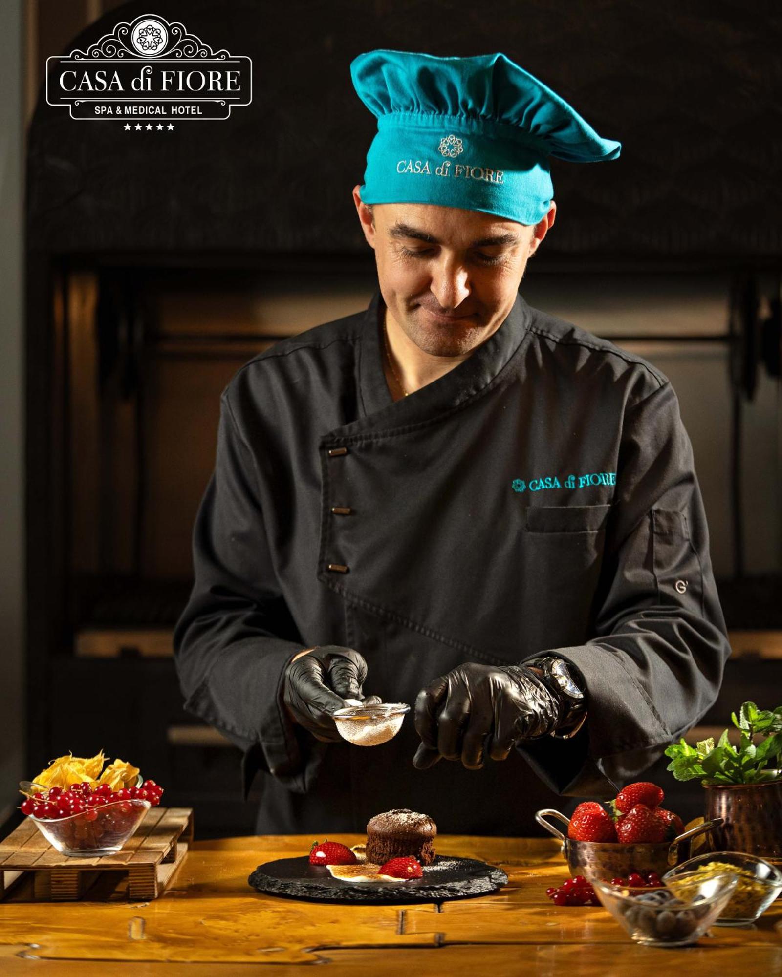 Casa Di Fiore Spa And Medical Hotel, Mineral Pools & Private Beach Kranevo Ngoại thất bức ảnh A chef preparing food