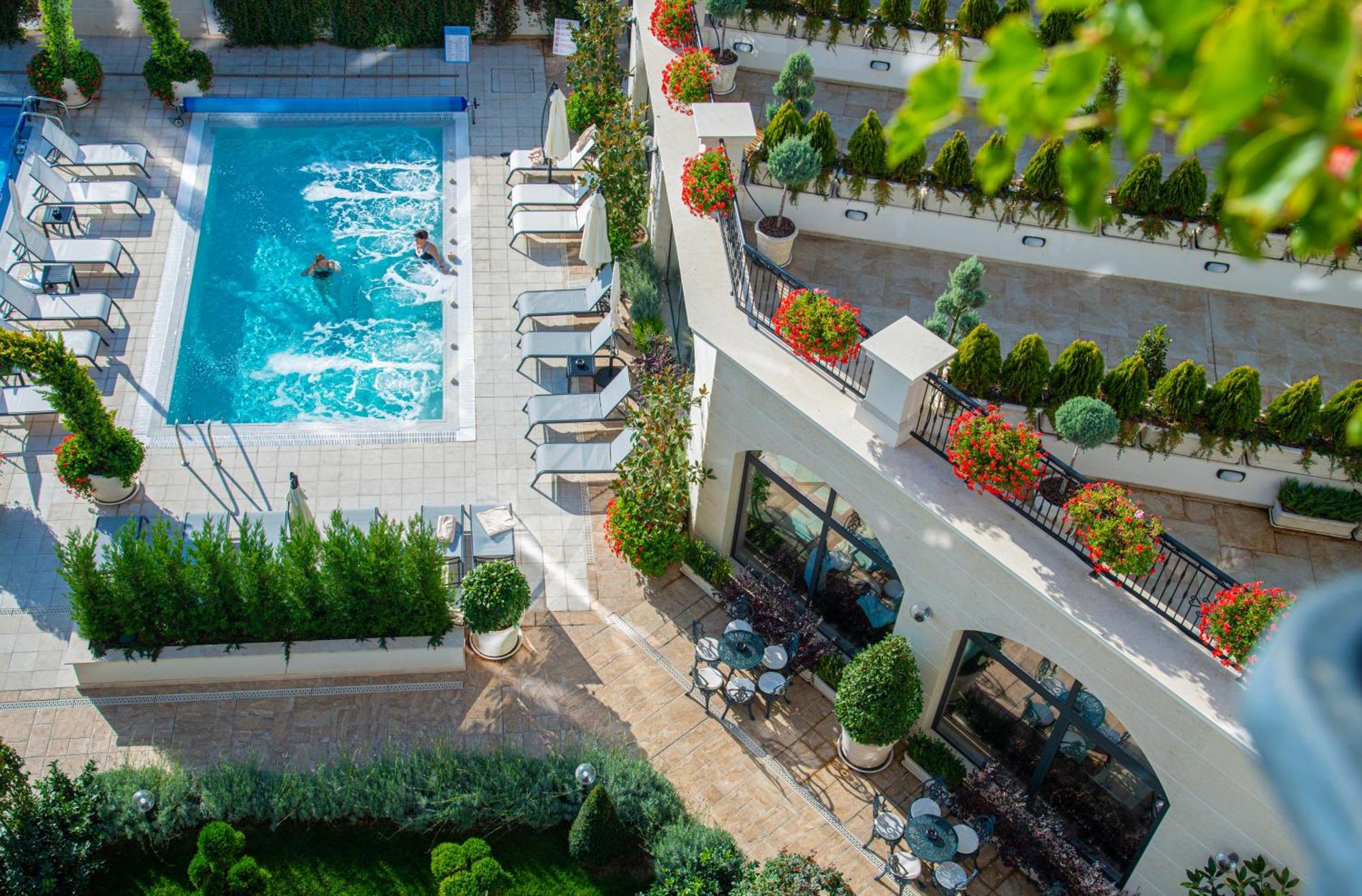 Casa Di Fiore Spa And Medical Hotel, Mineral Pools & Private Beach Kranevo Ngoại thất bức ảnh The pool at the hotel