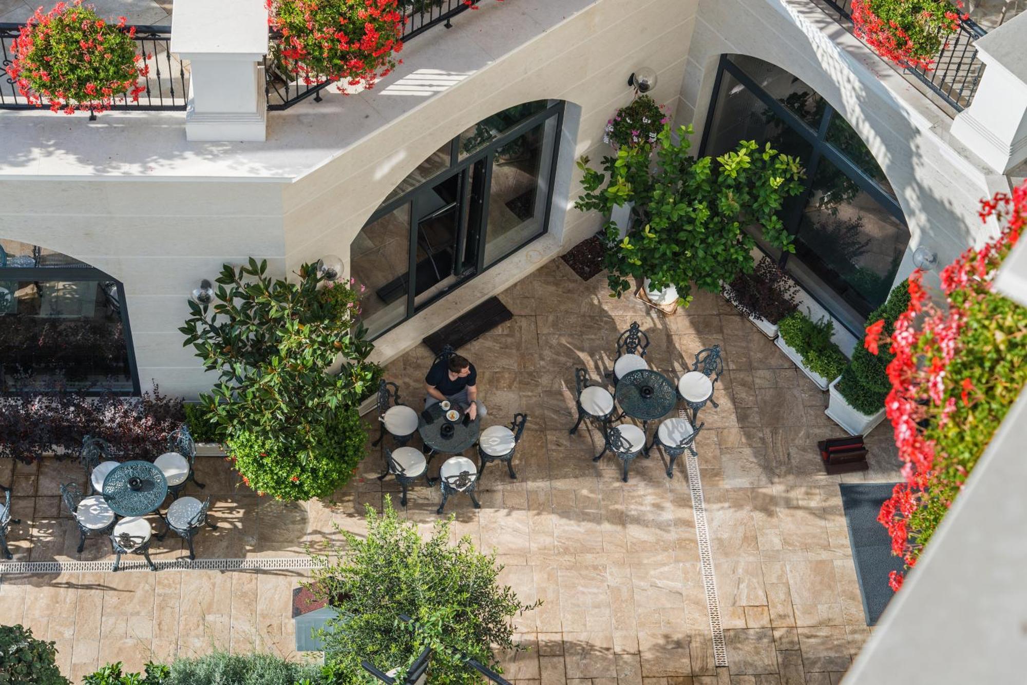 Casa Di Fiore Spa And Medical Hotel, Mineral Pools & Private Beach Kranevo Ngoại thất bức ảnh The courtyard of the hotel